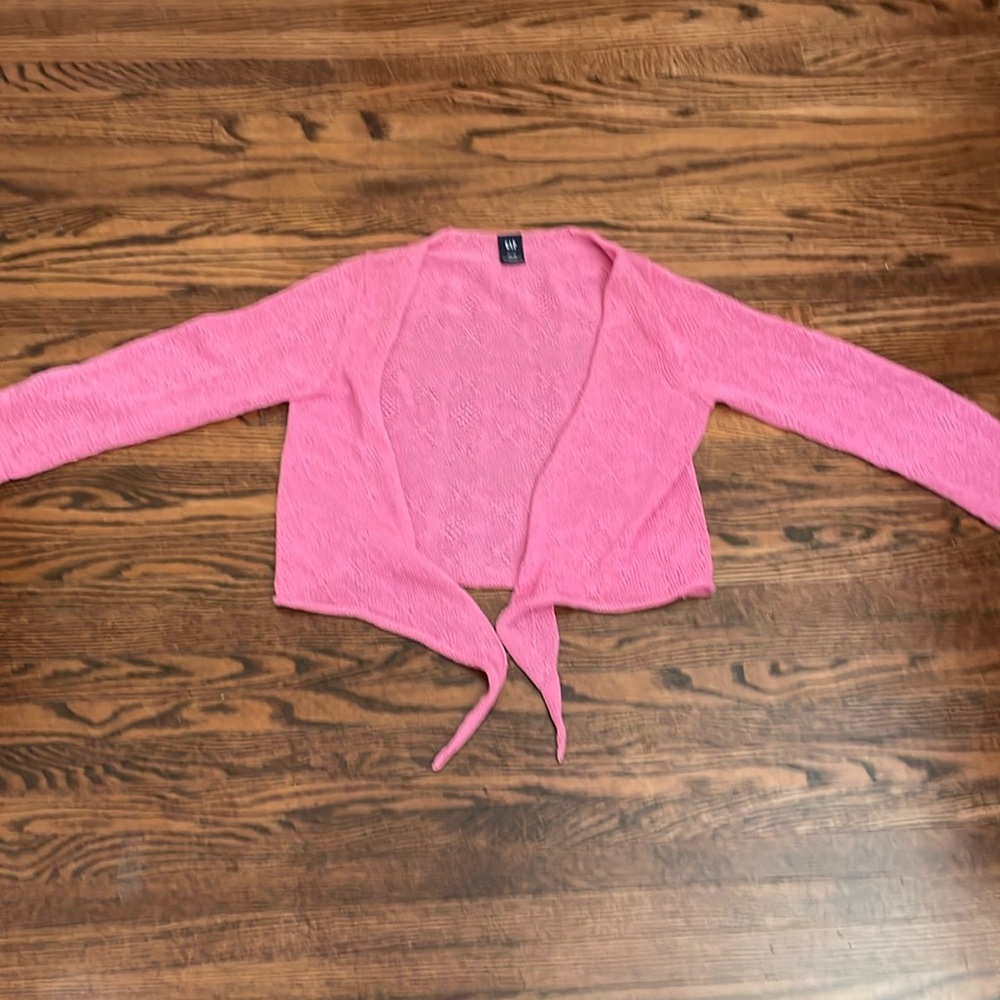 NWOT Women’s Gap size xs shrug w/sleeves. Beautiful pink shade. Ties in front.